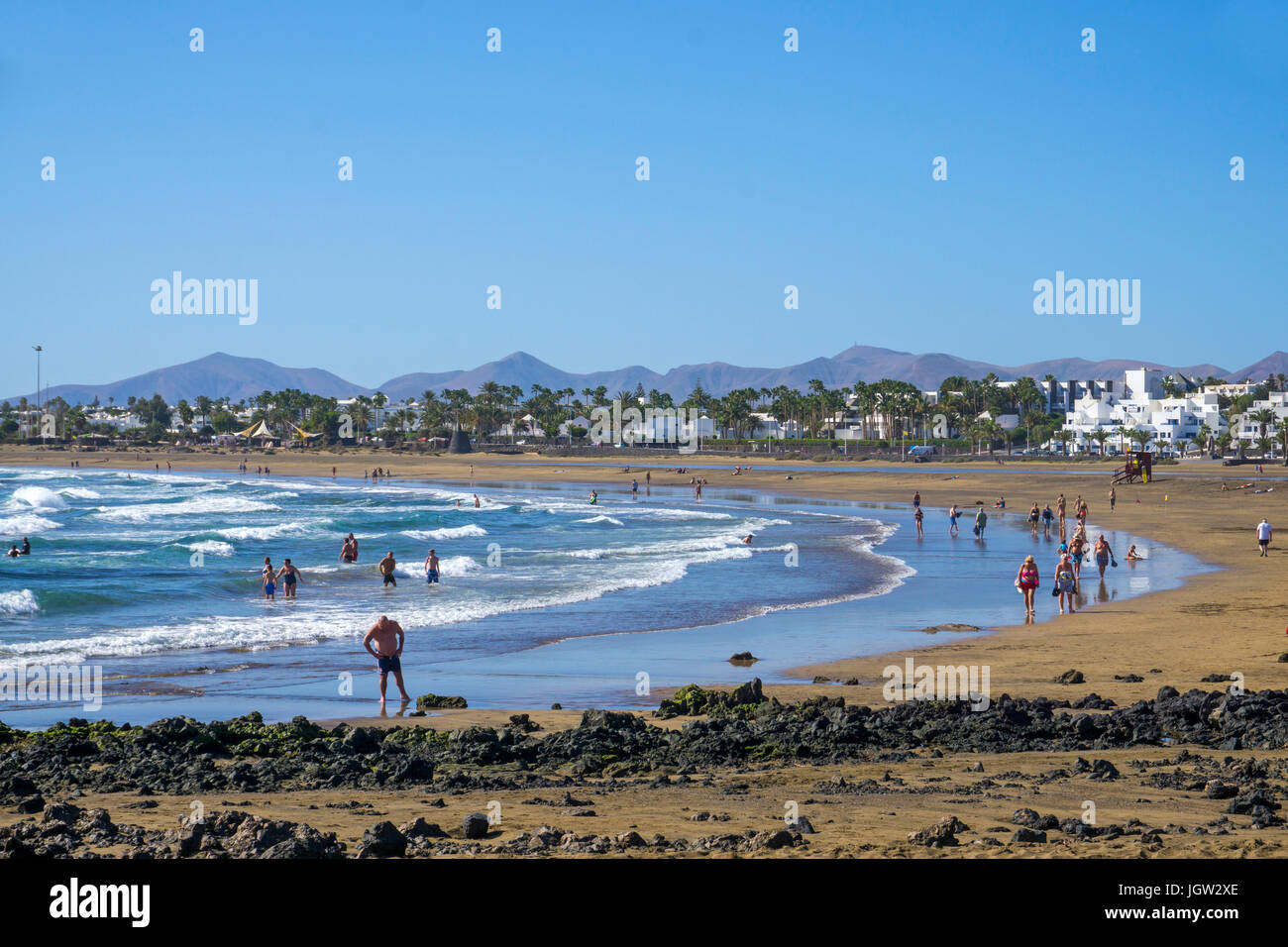 Badegaeste am Playa Matagorda, grosser Badestrand in Puerto del Carmen