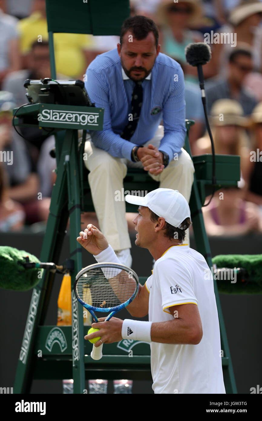 Tomas Berdych speaks to umpire Damien Dumusois during his match against  Dominic Thiem on day seven of the Wimbledon Championships at The All  England Lawn Tennis and Croquet Club, Wimbledon Stock Photo -