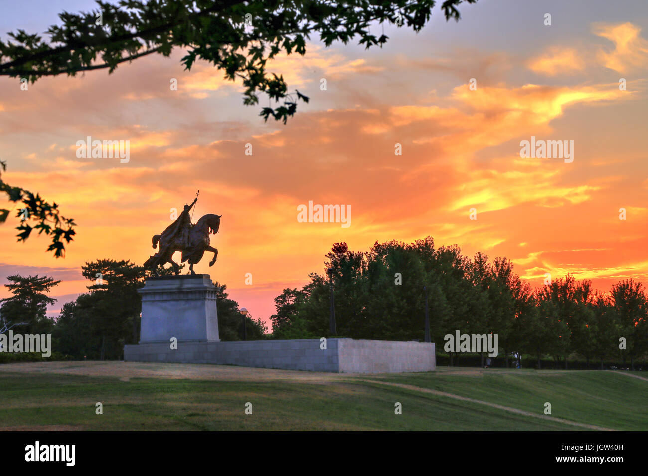 The sunset over the Apotheosis of St. Louis statue of King Louis IX of France, namesake of St. Louis, Missouri in Forest Park, St. Louis, Missouri. Stock Photo