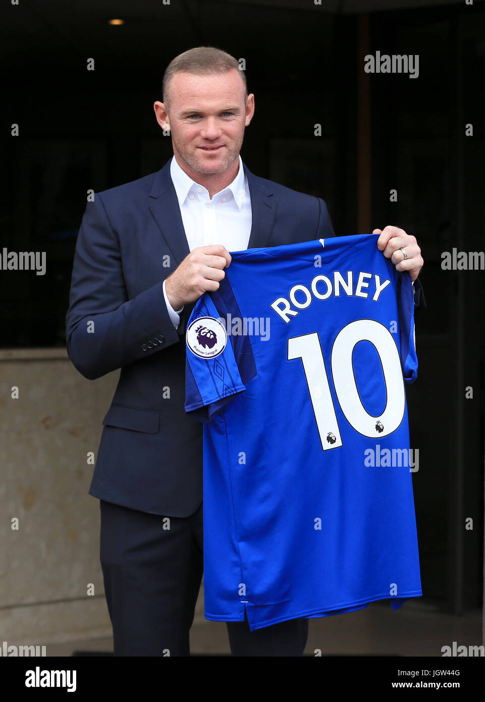 New Everton signing Wayne Rooney holds up an Everton shirt after the press  conference at Goodison Park, Liverpool Stock Photo - Alamy