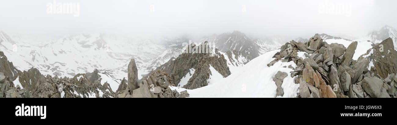 foggy and snowy 360 degree mountain top panorama from the summit of Picture Puzzle Peak in the Sierra Nevada Mountains near Bishop California Stock Photo