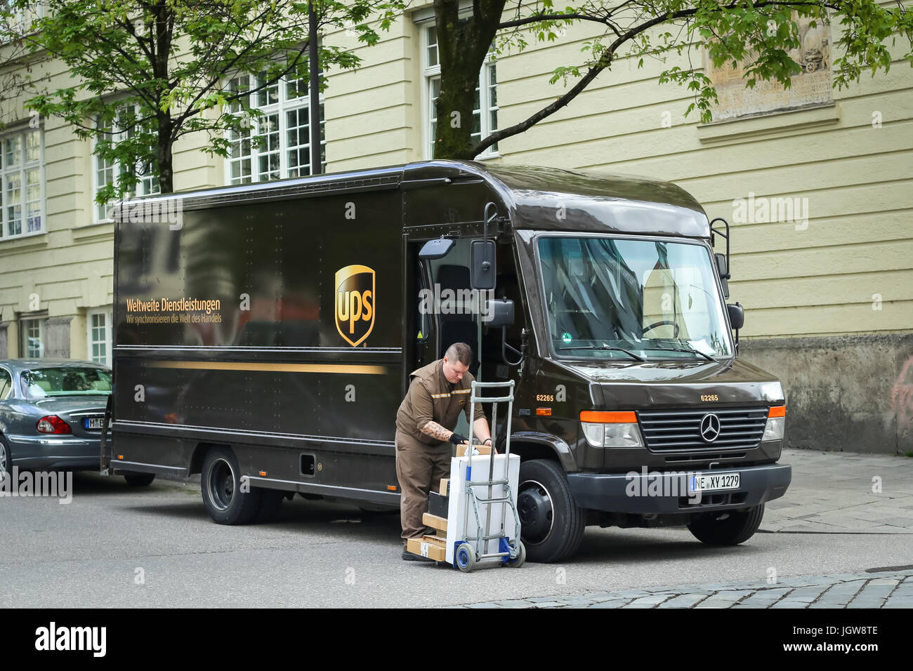 Ups delivery company hi-res stock photography and images - Alamy