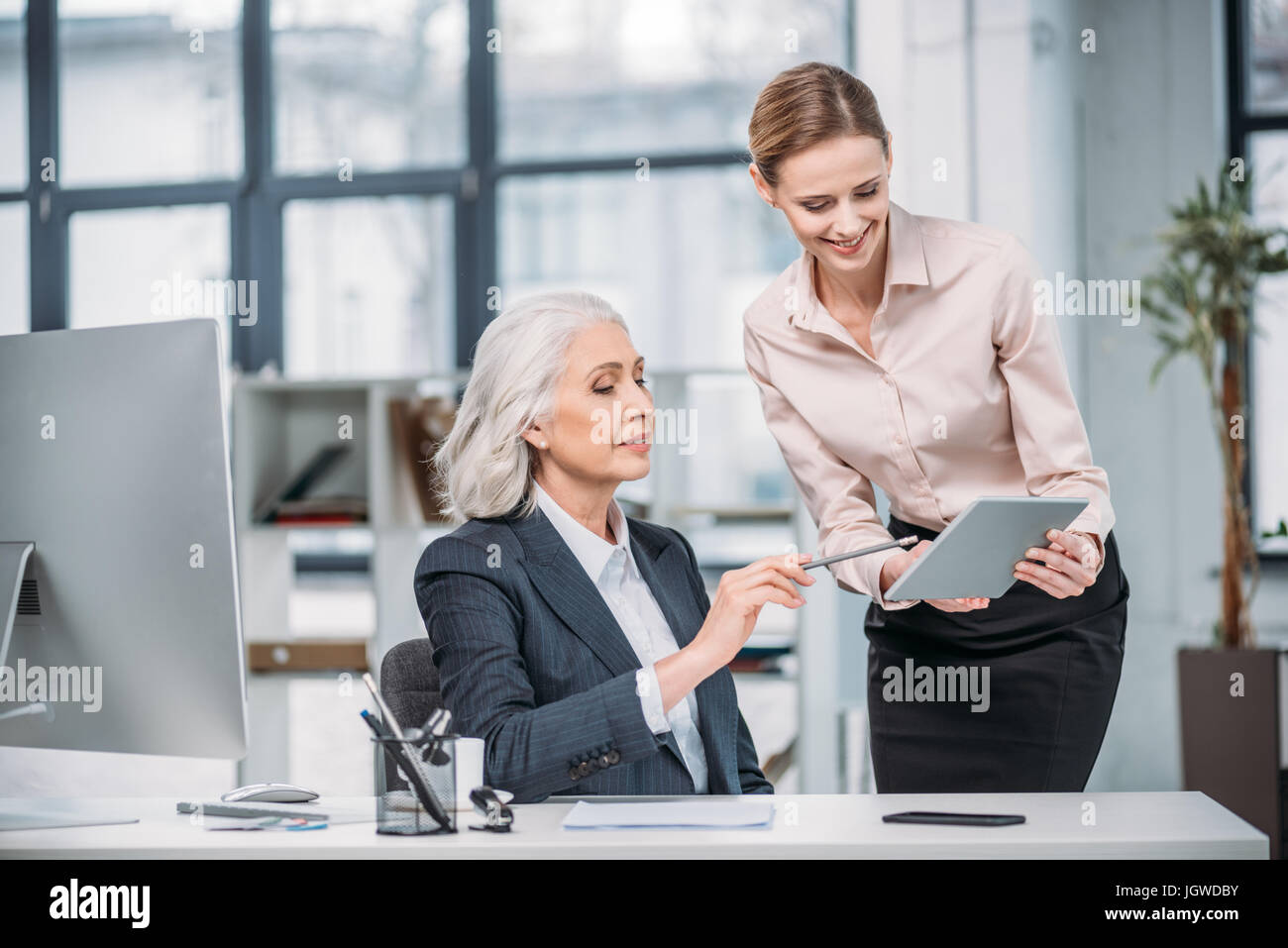 Executive assistant. Жизнь бизнесвумен на пенсии. Ухоженная бизнес леди на переговорах красивые картинки. 2 Женщины разговаривают взрослая и молодая деловая беседа фото.