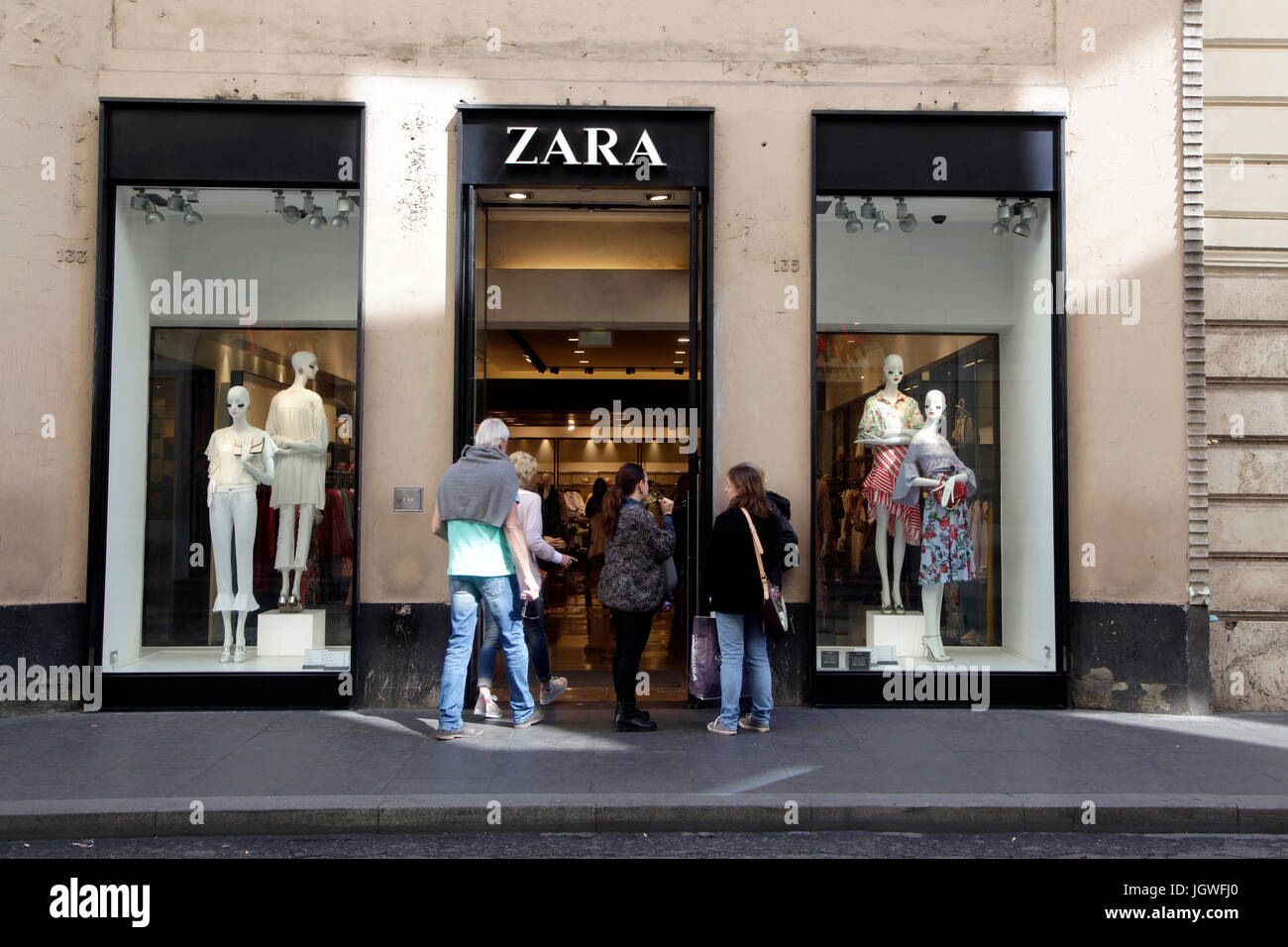 Page 8 - Zara Logo High Resolution Stock Photography and Images - Alamy