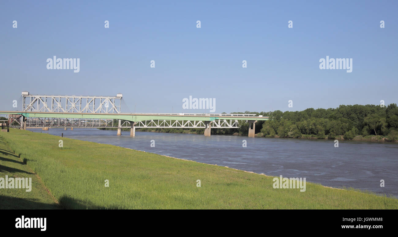 bridges over the missouri river flowing through kansas city kansas