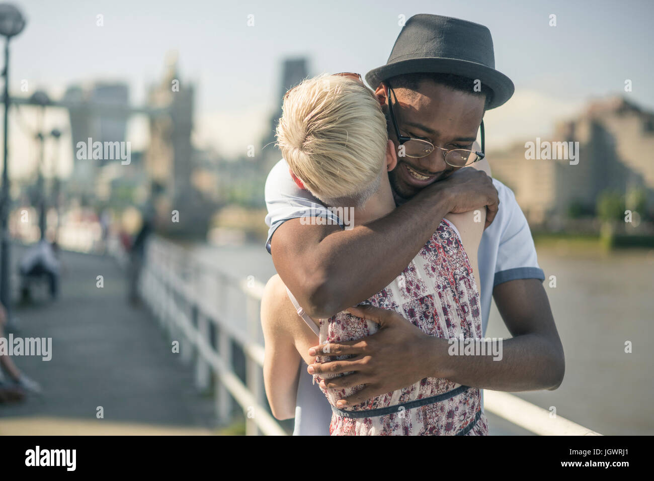 Young couple hugging london hi-res stock photography and images - Alamy