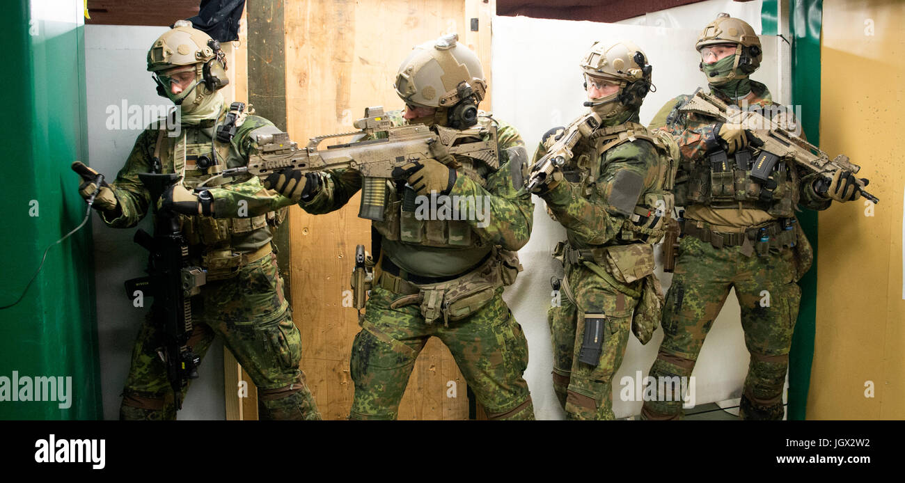 Calw, Germany. 23rd Jan, 2017. German Special Forces Command (KSK) soldiers  train with G36 assault rifles
