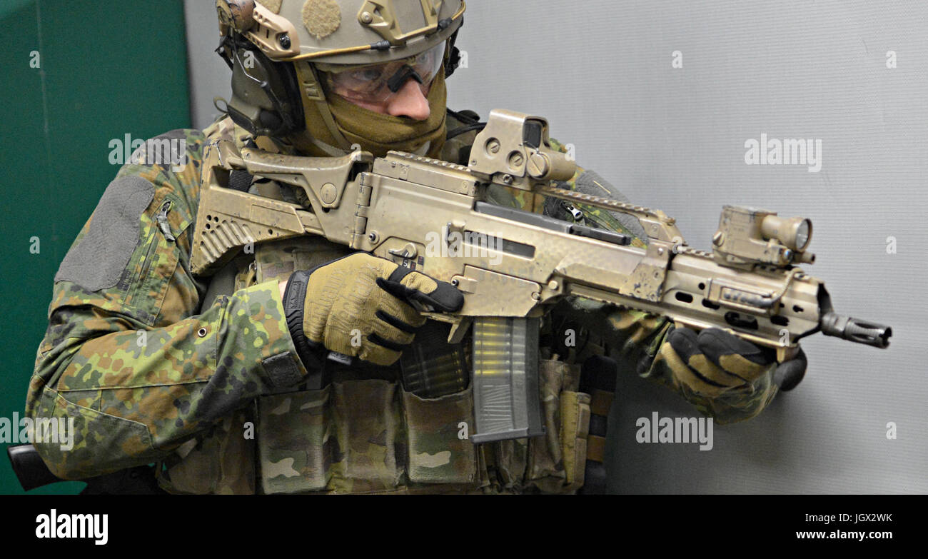 Calw, Germany. 23rd Jan, 2017. German Special Forces Command (KSK) soldiers  train with G36 assault rifles
