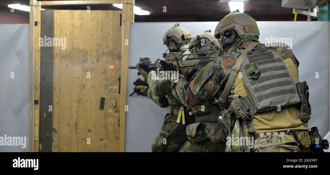 Calw, Germany. 23rd Jan, 2017. Soldiers train at the fire weapon ...