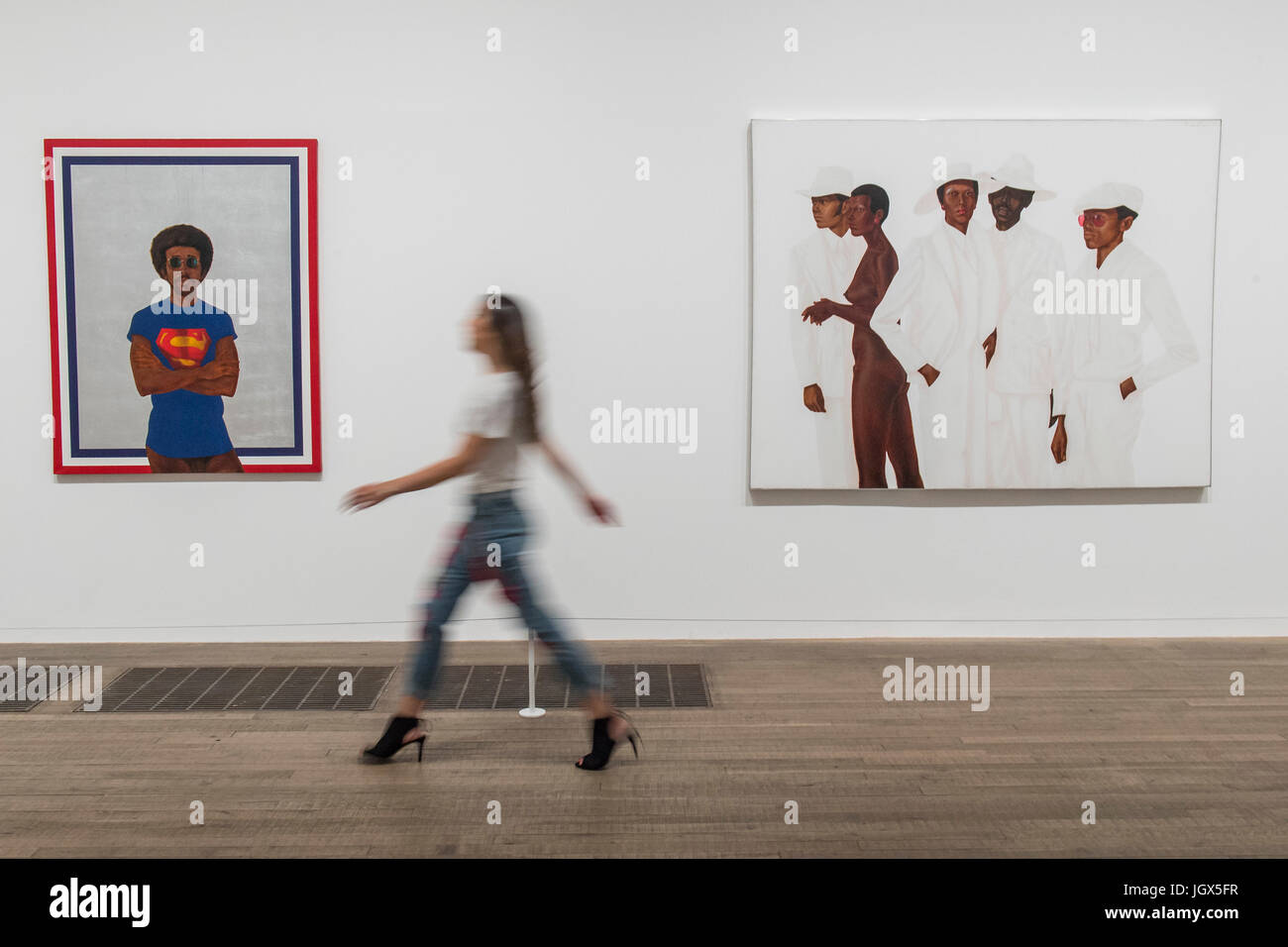 Black man art gallery hi-res stock photography and images - Alamy