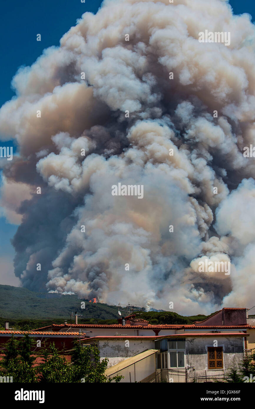 Torre del Greco, Naples, Italy. 11th July, 2017. Vesuvius Volcano forest fire Torre del Greco (close to Naples about 12 km) Credit: marco iorio/Alamy Live News Stock Photo