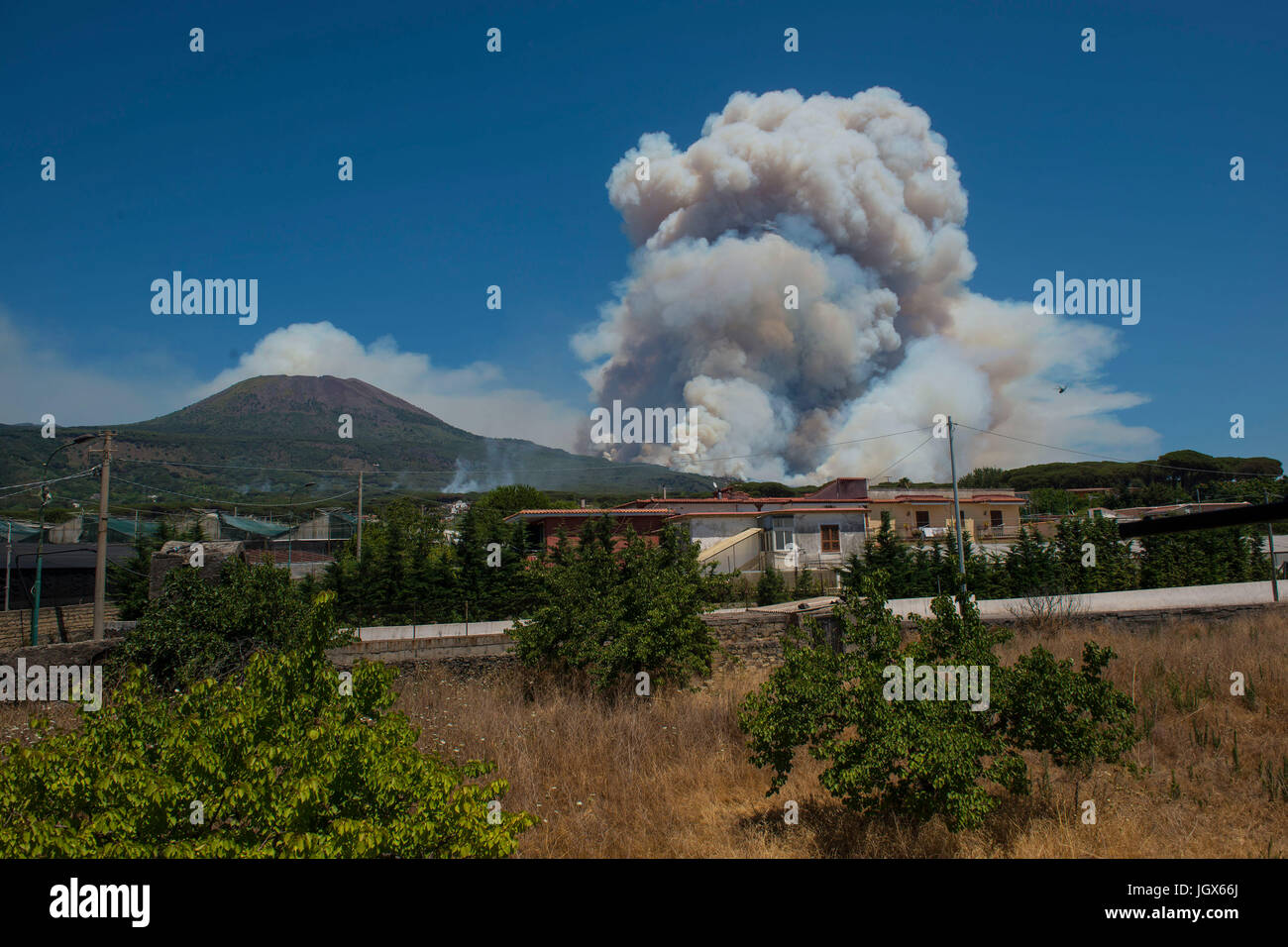 Torre del Greco, Naples, Italy. 11th July, 2017. Vesuvius Volcano forest fire Torre del Greco (close to Naples about 12 km) Credit: marco iorio/Alamy Live News Stock Photo