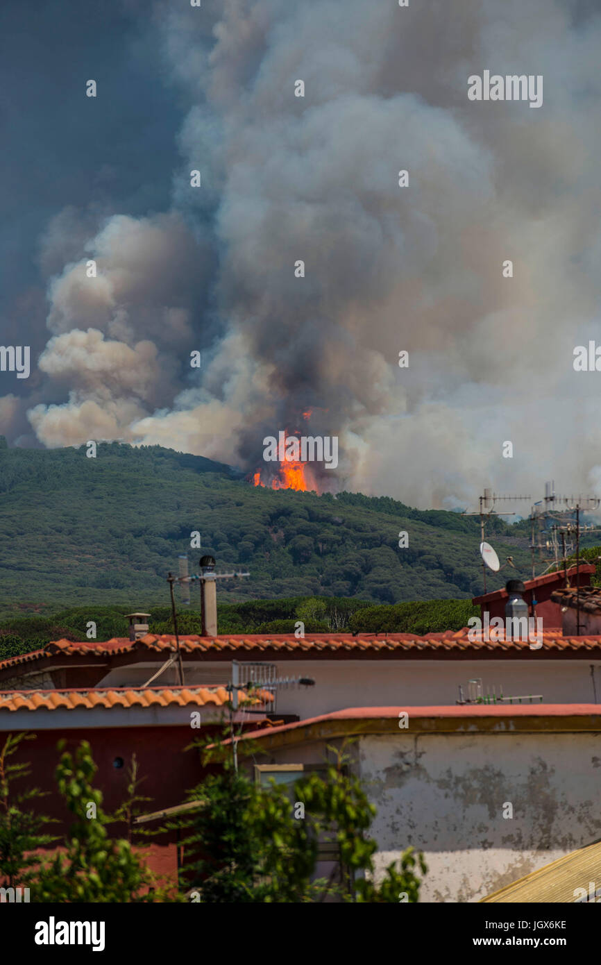 Torre del Greco-Naples, Italy. 11th Jul, 2017. Vesuvius Volcano forest fire Torre del Greco (close to Naples about 12 km) Credit: marco iorio/Alamy Live News Stock Photo
