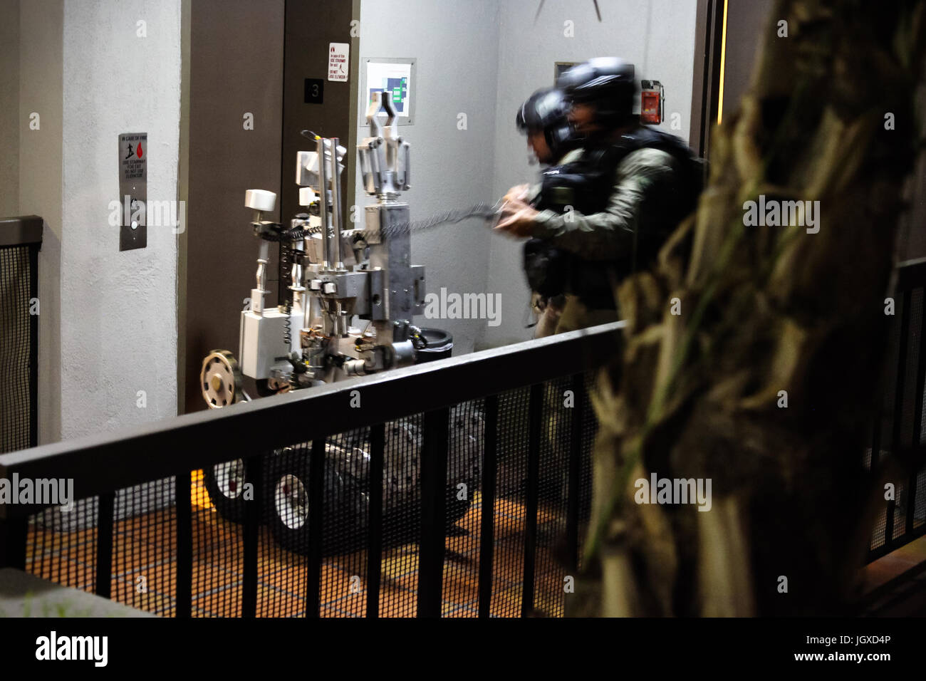 Los Angeles, USA. 11th Jul, 2017. SWAT Officers raid an apartment during an armed stand-off in the Los Feliz area of Los Angeles on July 11, 2017 while hunting for the killer of Israel Corpus of Tustin, California. Credit: Corey Bodoh-Creed/Alamy Live News Stock Photo