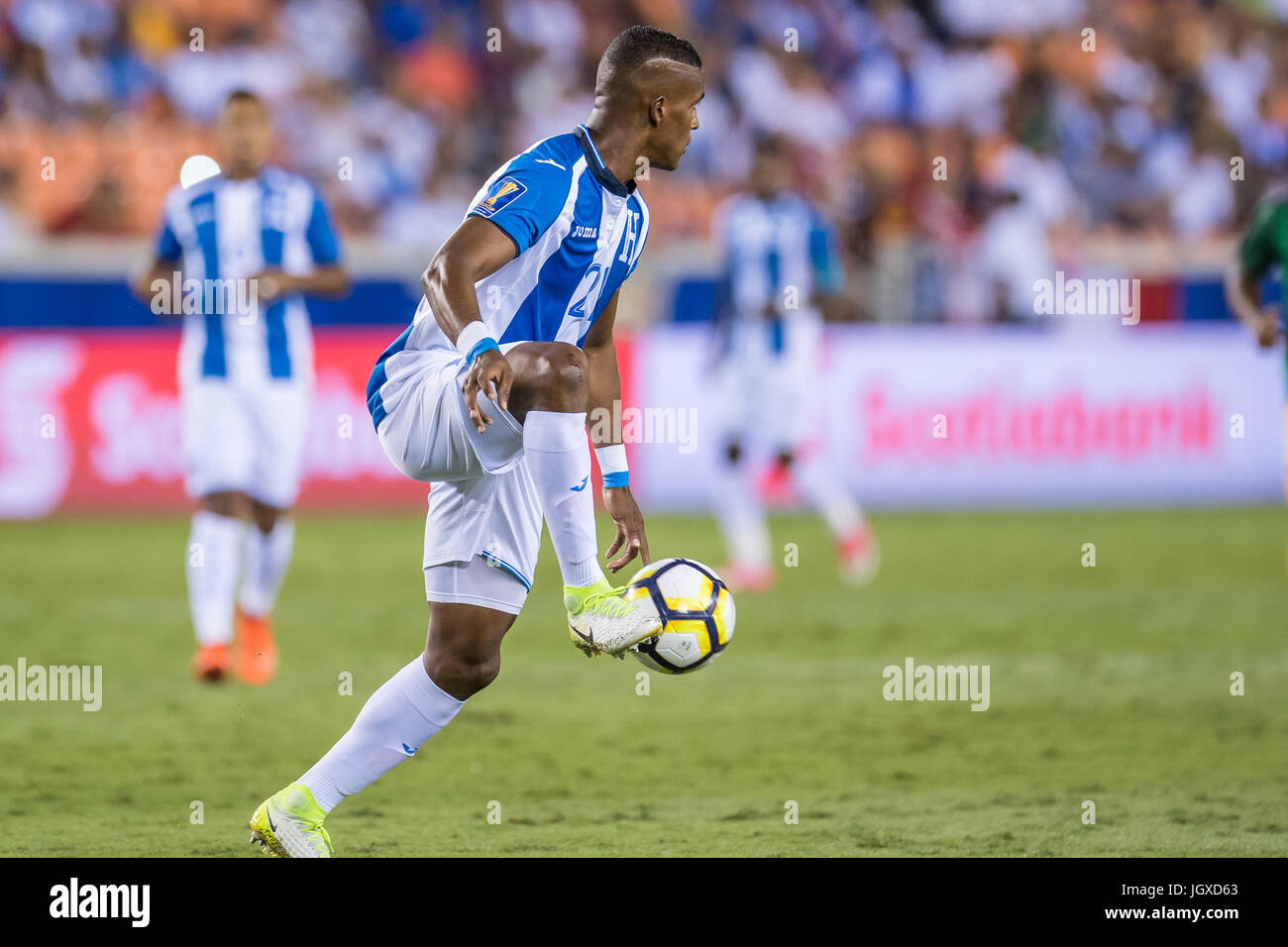 Houston, Texas, USA. 11th July, 2017. Honduras defender Brayan Beckeles (21) controls the ball during the 1st half of an international CONCACAF Gold Cup soccer match between Honduras and French Guiana at BBVA Compass Stadium in Houston, TX on July 11th, 2017. The game ended in a 0-0 draw. Credit: Trask Smith/ZUMA Wire/Alamy Live News Stock Photo