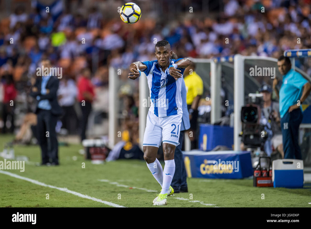 Houston, Texas, USA. 11th July, 2017. Honduras defender Brayan Beckeles (21) throws the ball in during the 1st half of an international CONCACAF Gold Cup soccer match between Honduras and French Guiana at BBVA Compass Stadium in Houston, TX on July 11th, 2017. The game ended in a 0-0 draw. Credit: Trask Smith/ZUMA Wire/Alamy Live News Stock Photo