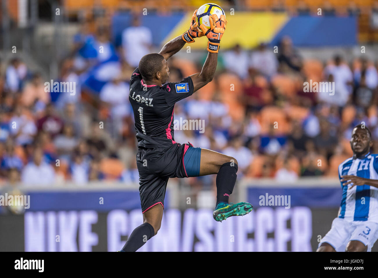 Houston, Texas, USA. 11th July, 2017. Honduras goalkeeper Luis LÃ³pez (1) grabs the ball during the 1st half of an international CONCACAF Gold Cup soccer match between Honduras and French Guiana at BBVA Compass Stadium in Houston, TX on July 11th, 2017. The game ended in a 0-0 draw. Credit: Trask Smith/ZUMA Wire/Alamy Live News Stock Photo