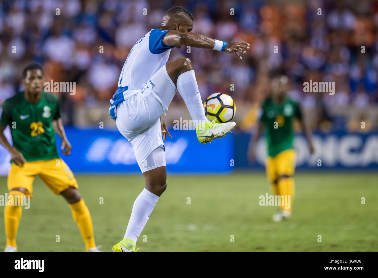 Houston, Texas, USA. 11th July, 2017. Honduras defender Brayan Beckeles (21) controls the ball during the 1st half of an international CONCACAF Gold Cup soccer match between Honduras and French Guiana at BBVA Compass Stadium in Houston, TX on July 11th, 2017. The game ended in a 0-0 draw. Credit: Trask Smith/ZUMA Wire/Alamy Live News Stock Photo