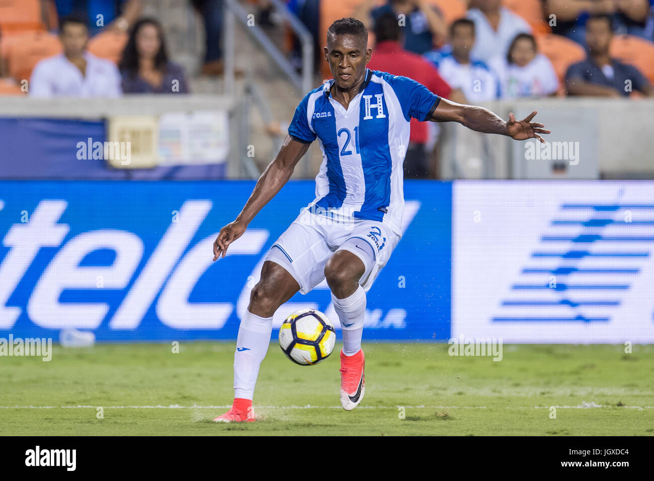 Houston, Texas, USA. 11th July, 2017. Honduras defender Brayan Beckeles (21) controls the ball during the 2nd half of an international CONCACAF Gold Cup soccer match between Honduras and French Guiana at BBVA Compass Stadium in Houston, TX on July 11th, 2017. The game ended in a 0-0 draw. Credit: Trask Smith/ZUMA Wire/Alamy Live News Stock Photo
