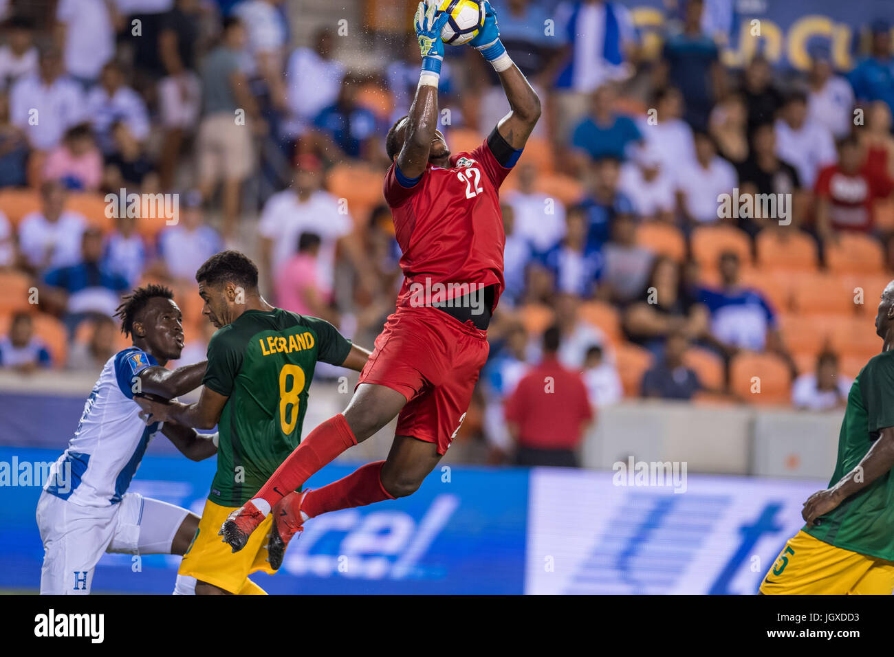 Houston, Texas, USA. 11th July, 2017. French Guiana goalkeeper Donovan Leon (22) grabs the ball during the 2nd half of an international CONCACAF Gold Cup soccer match between Honduras and French Guiana at BBVA Compass Stadium in Houston, TX on July 11th, 2017. The game ended in a 0-0 draw. Credit: Trask Smith/ZUMA Wire/Alamy Live News Stock Photo