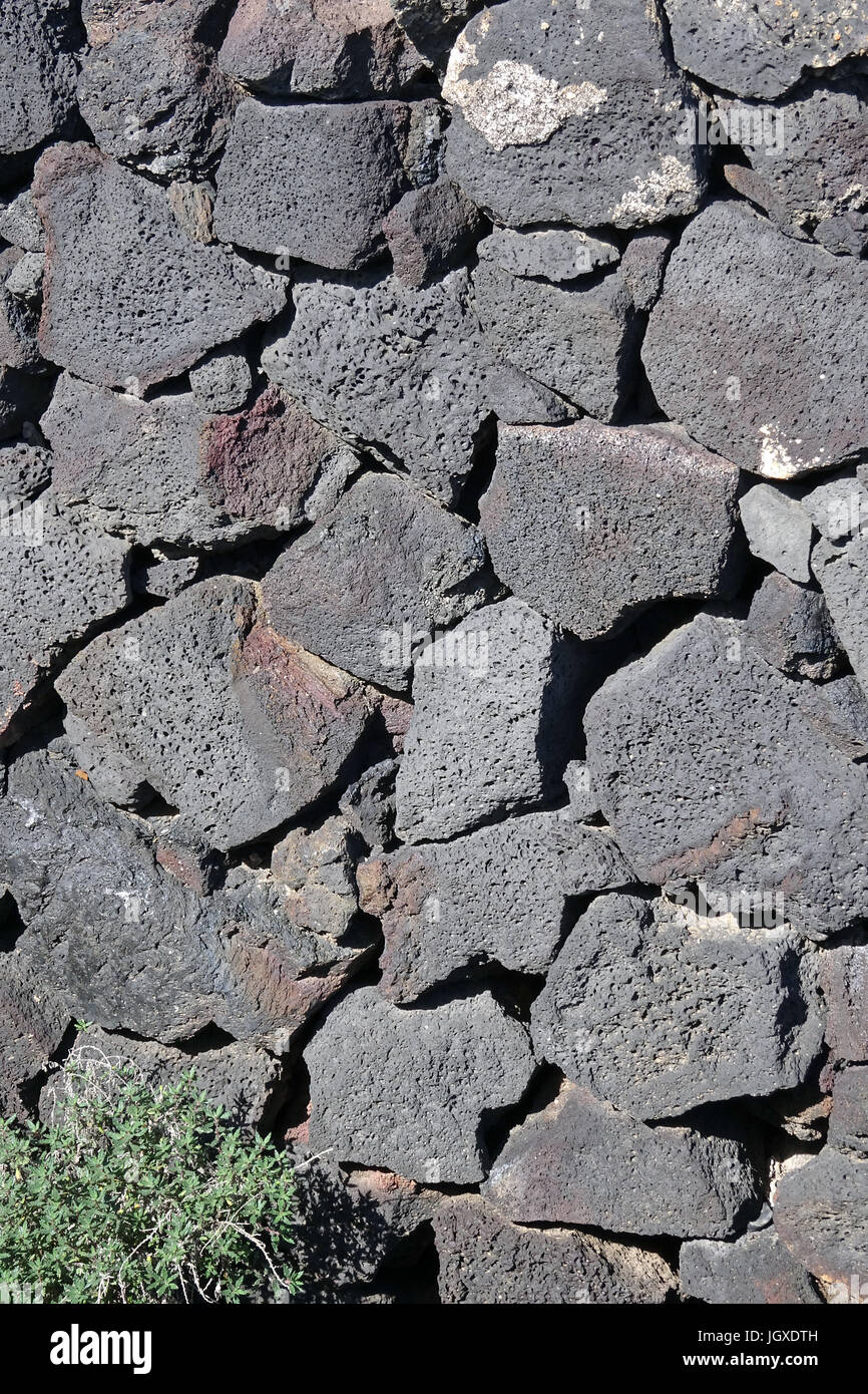 Lavasteinmauer im Weinanbaugebiet La Geria, Lanzarote, Kanarische Inseln, Europa | Volcanic mural at La Geria, Lanzarote, Canary islands, Europe Stock Photo