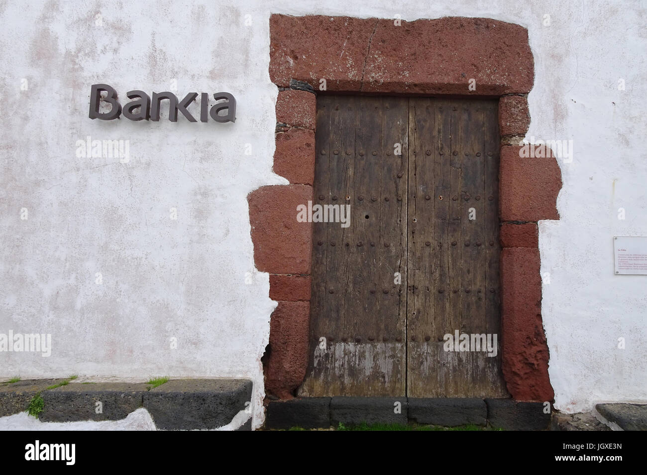 Bankia, alte Holztuer an einem typisch kanarischen Haus, ehemalige Bank, Teguise, Lanzarote, Kanarische Inseln, Europa | Bankia, old wooden door at a Stock Photo