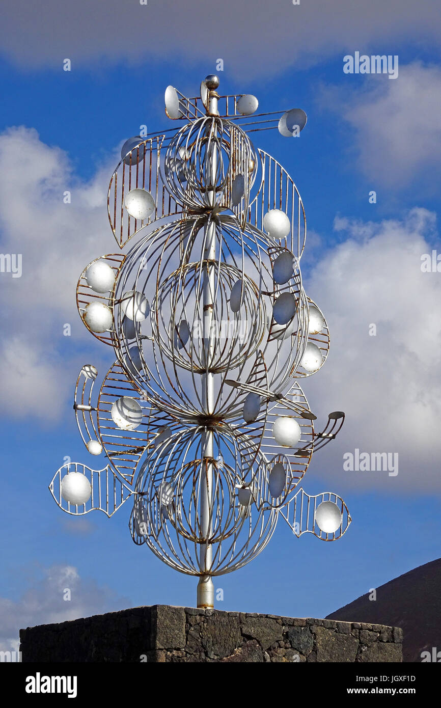 Silbernes Windspiel an einer Kreuzung, Abfahrt zur Fundacion Cesar Manrique, Tahiche, Lanzarote, Kanarische Inseln, Europa | Silver wind chime, sculpt Stock Photo