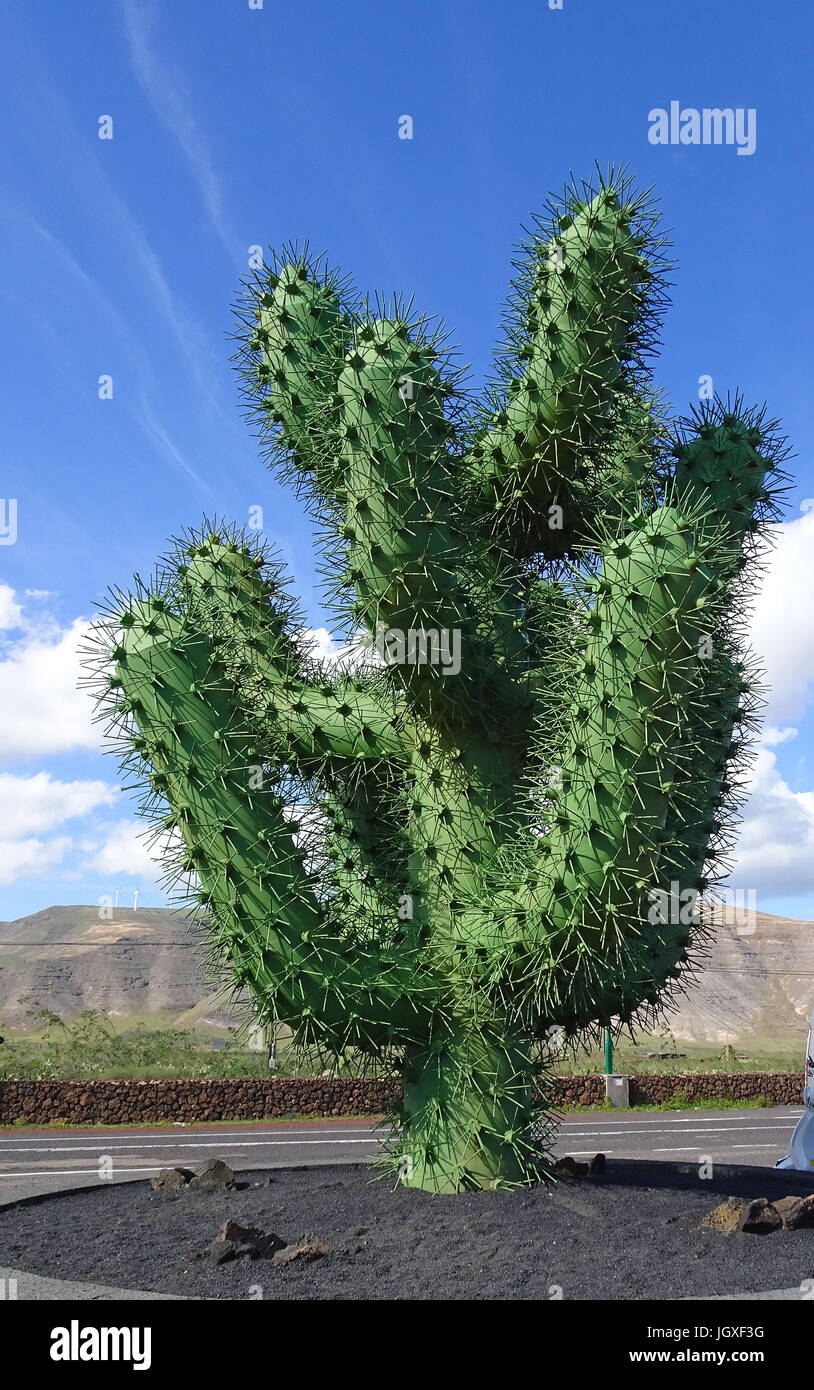 Ueberdimensionaler Metall-Kaktus am Eingang zum Kaktusgarten (Jardin de Cactus), Guatiza, Lanzarote, Kanarische Inseln, Europa | Big artificial cactus Stock Photo
