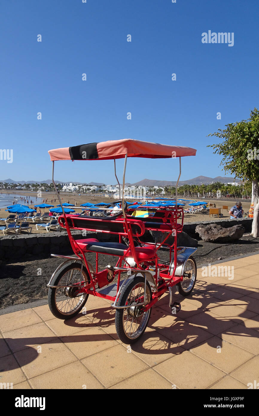 Vermietung von Fahrraddroschken auf der Promenade beim Badestrand Playa Matagorda, Puerto del Carmen Lanzarote, Kanarische Inseln, Europa | 4-wheel by Stock Photo