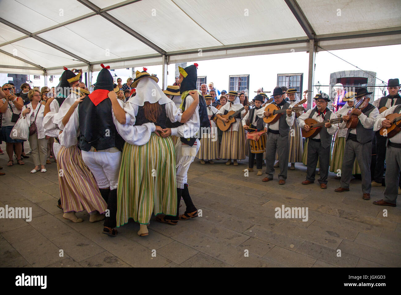 Tanzvorfuehrung, kanarische Maenner und Frauen in traditioneller Kleidung auf dem woechentlichen Sonntagsmarkt in Teguise, Lanzarote, Kanarische Insel Stock Photo