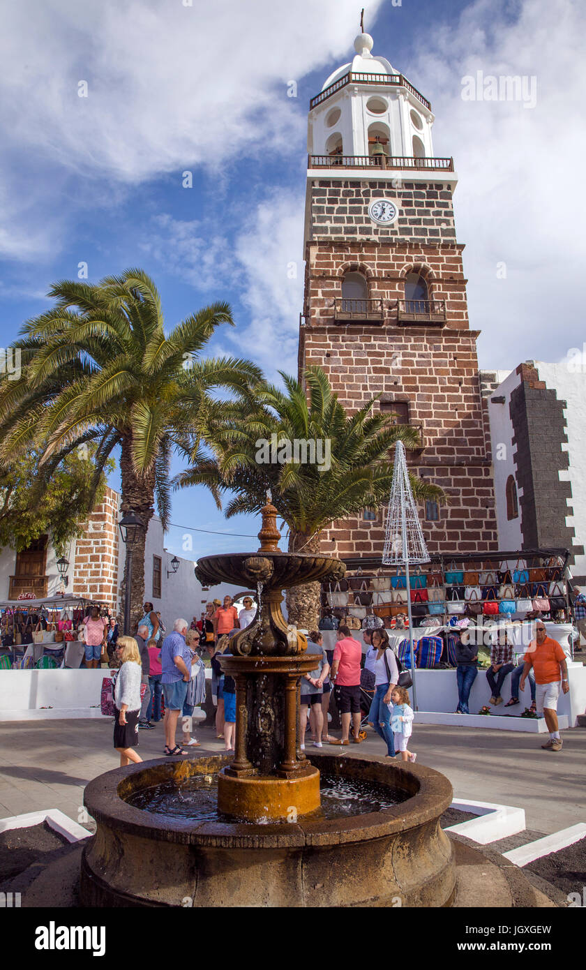 Woechentlicher Sonntagsmarkt vor der Kirche Iglesia de Nuestra Senora de Guadalupe, Teguise, Lanzarote, Kanarische Inseln, Europa | Weekly sunday mark Stock Photo