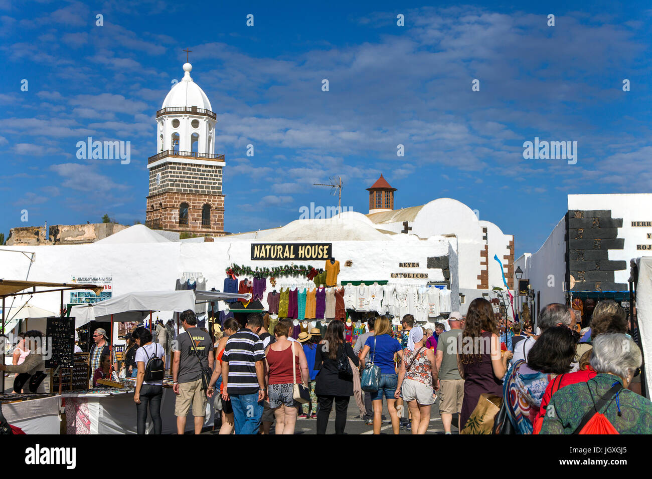 Woechentlicher Sonntagsmarkt vor der Kirche Iglesia de Nuestra Senora de Guadalupe, Teguise, Lanzarote, Kanarische Inseln, Europa | Weekly sunday mark Stock Photo