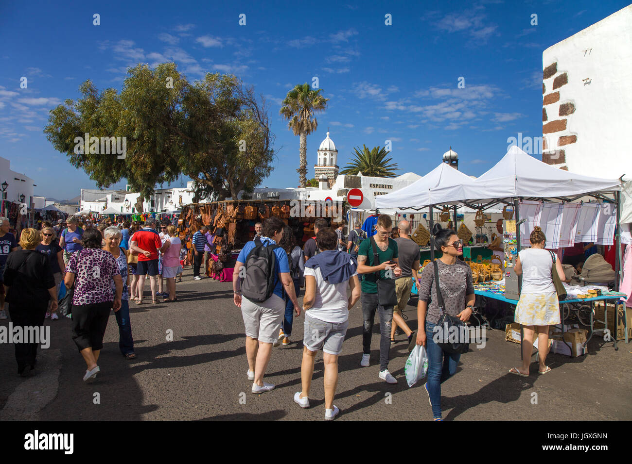 Woechentlicher Sonntagsmarkt in Teguise, Lanzarote, Kanarische Inseln, Europa | Weekly sunday market at Teguise, Lanzarote, Canary islands, Europe Stock Photo