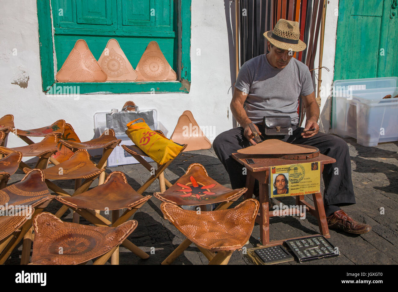 Handwerker fertigt Klappstuehle mit Lederauflagen, woechentlicher Sonntagsmarkt in Teguise, Lanzarote, Kanarische Inseln, Europa | Man crafts camp-cha Stock Photo