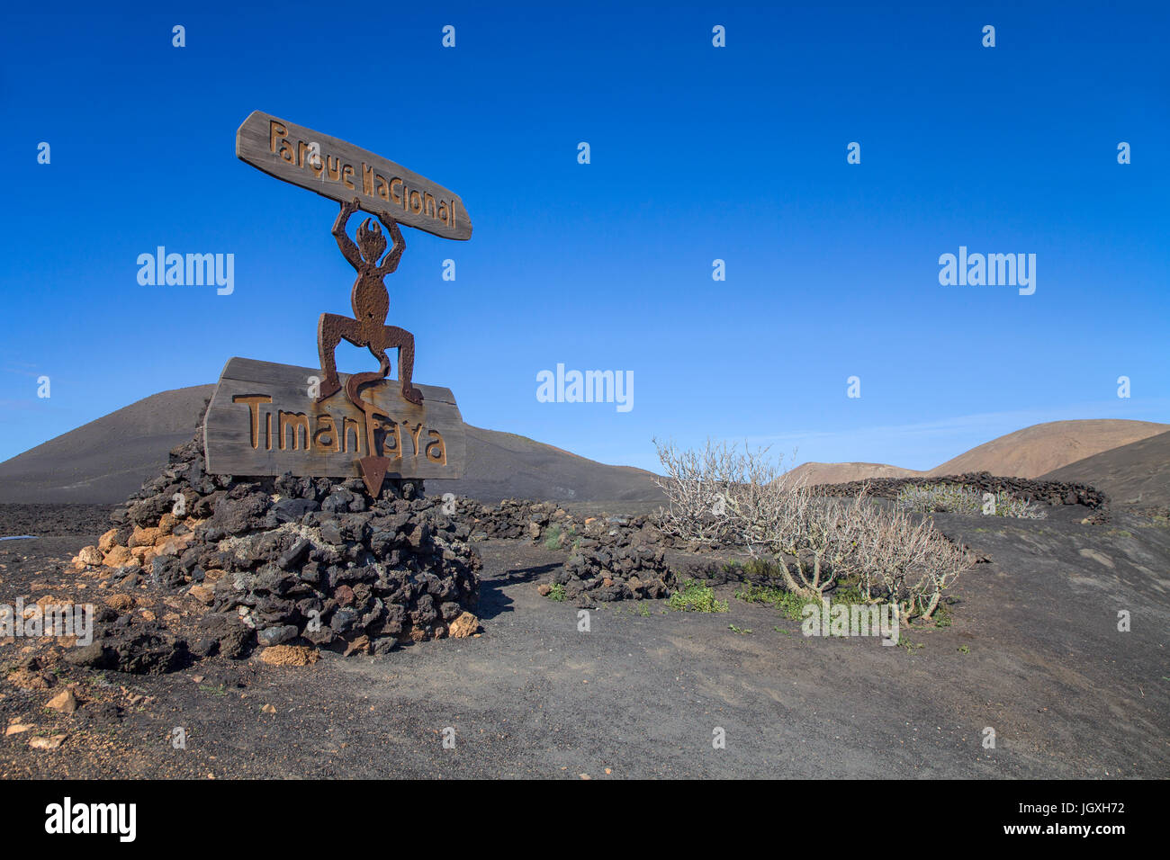 Hinweisschild, Parque Nacional de Timanfaya, entworfen von Cesar Manrique, Nationalpark Timanfaya, Lanzarote, Kanarische Inseln, Europa | Sign of Tima Stock Photo