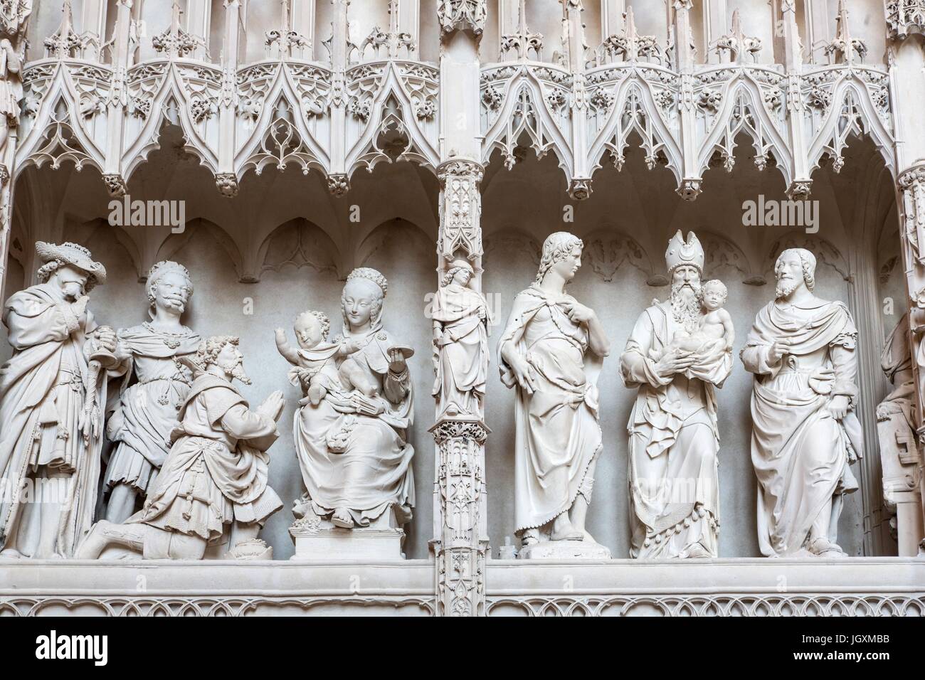 Statue chartres cathedral hi-res stock photography and images - Alamy