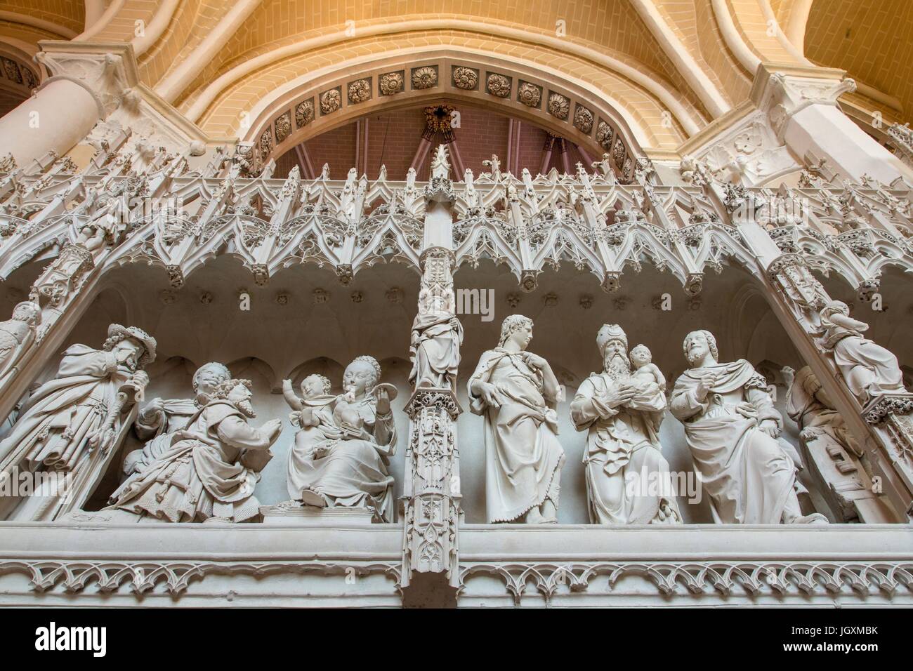 Statue chartres cathedral hi-res stock photography and images - Alamy