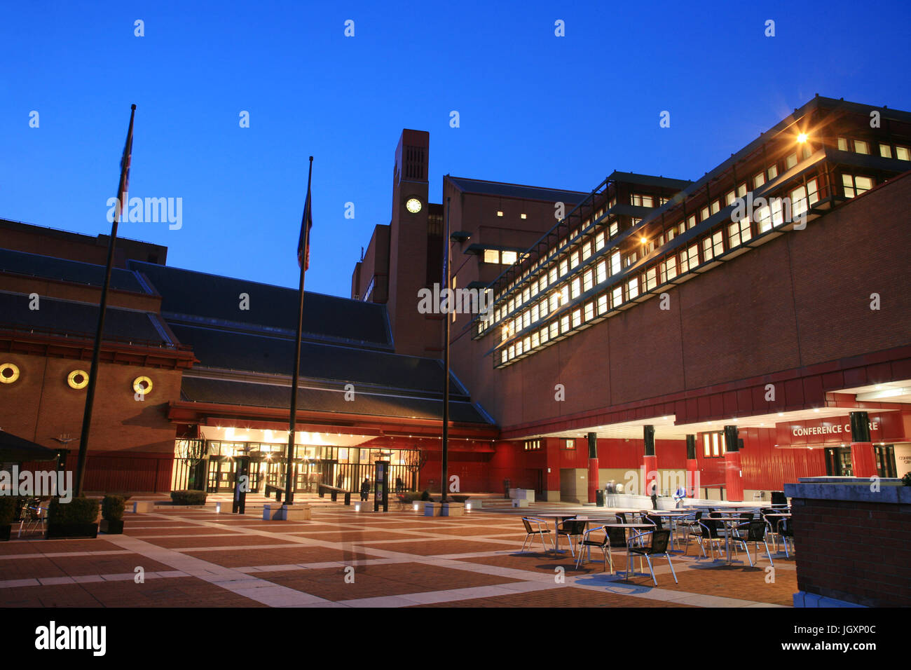 British library london at night hi-res stock photography and images - Alamy