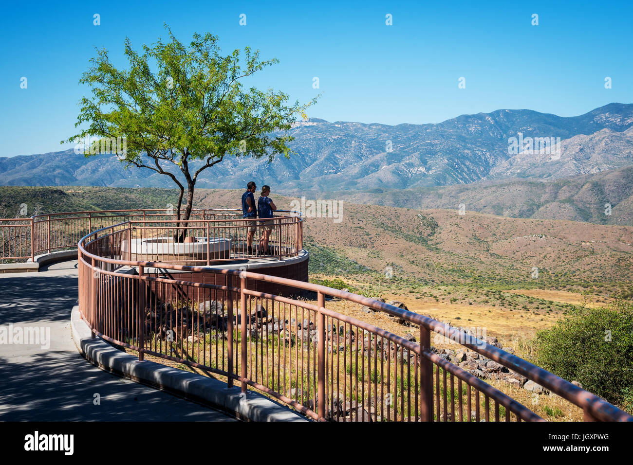 A couple of tourists admire the landscape of Arizona from a panoramic viewpoint, Arizona, USA Stock Photo