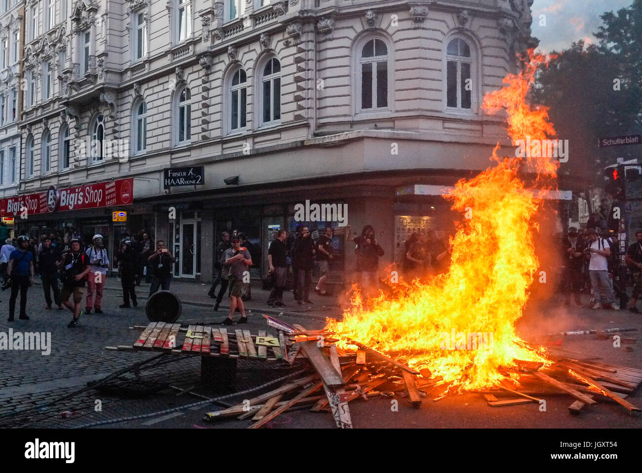 Black Bloks provoke violent riots in Hamburg (Germany) to protest G20 Summit Stock Photo