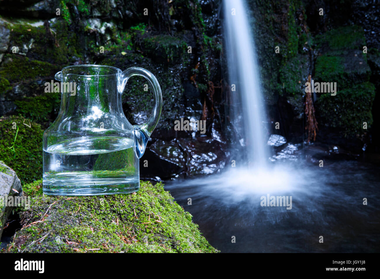 Water in pool slow motion hi-res stock photography and images - Alamy