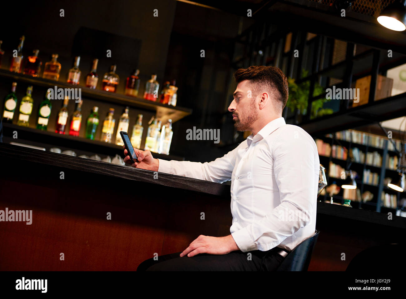 Man alone at bar hi-res stock photography and images - Alamy