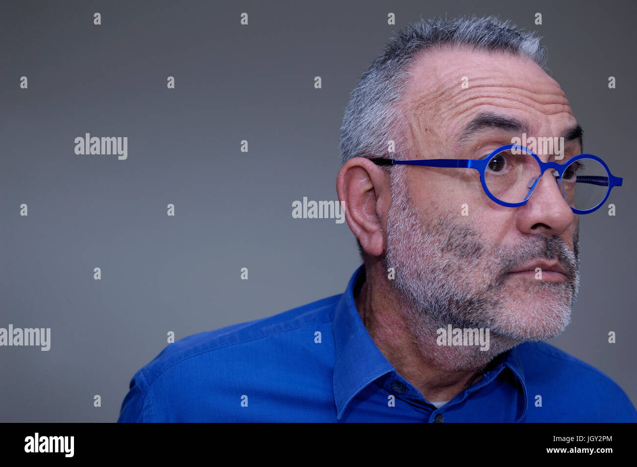 Man in glasses blue shirt hi-res stock photography and images - Alamy