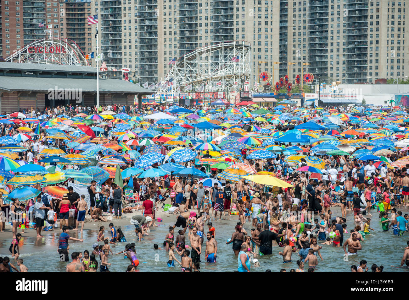 Thousands Of Beachgoers Escape To Coney Island In Brooklyn In New York And Literally Pack The Beach On Independence Day Tuesday July 4 17 C Richard B Levine Stock Photo Alamy
