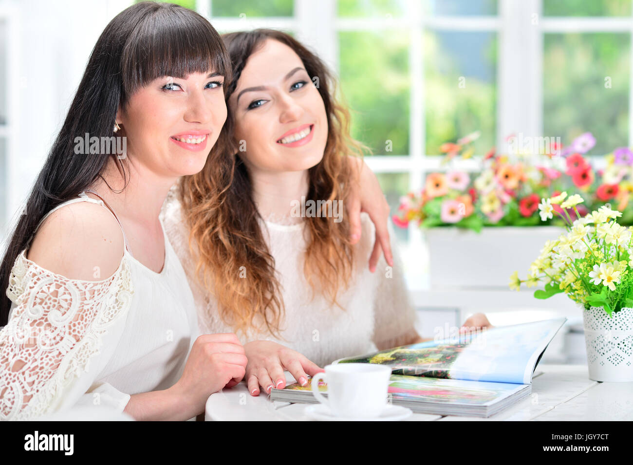 Women hairstyle magazine hi-res stock photography and images - Page 2 -  Alamy