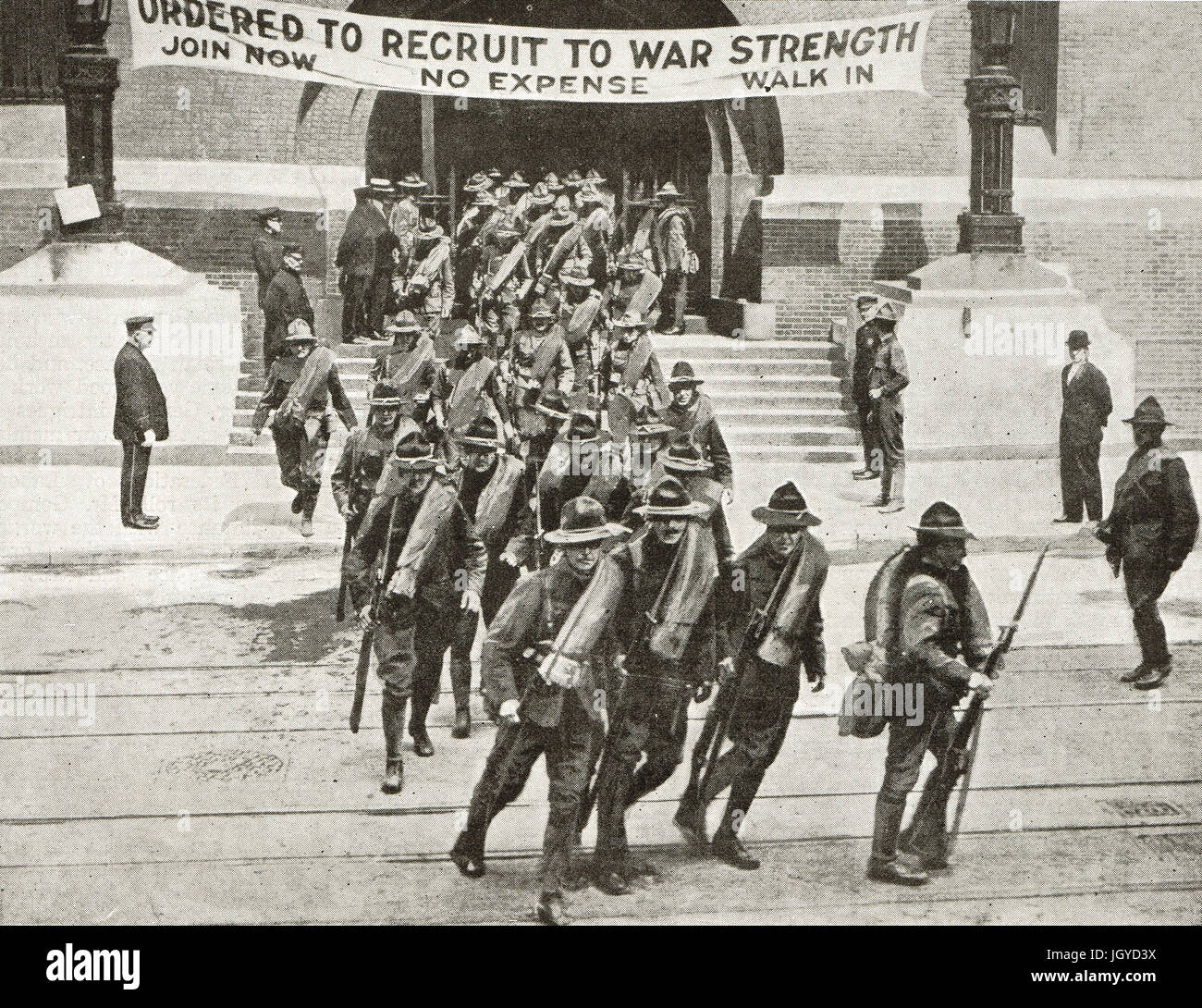 Early American Army recruits, New York recruiting office, 1917 Stock Photo