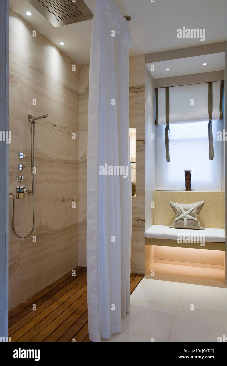 Coastal bathroom with recessed bench Stock Photo Alamy