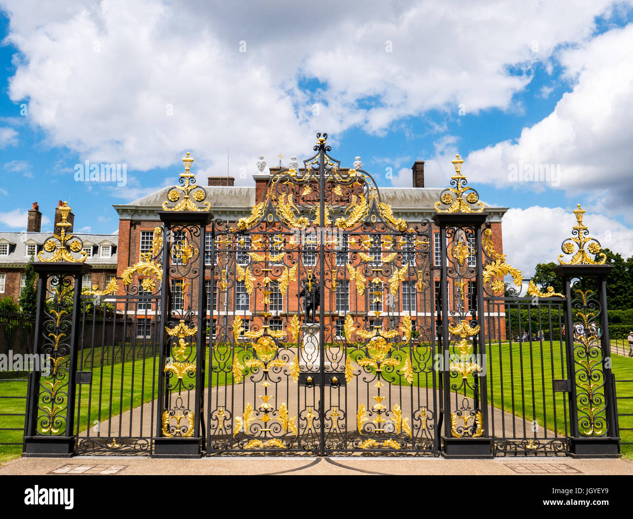 Kensington palace gates hi-res stock photography and images - Alamy