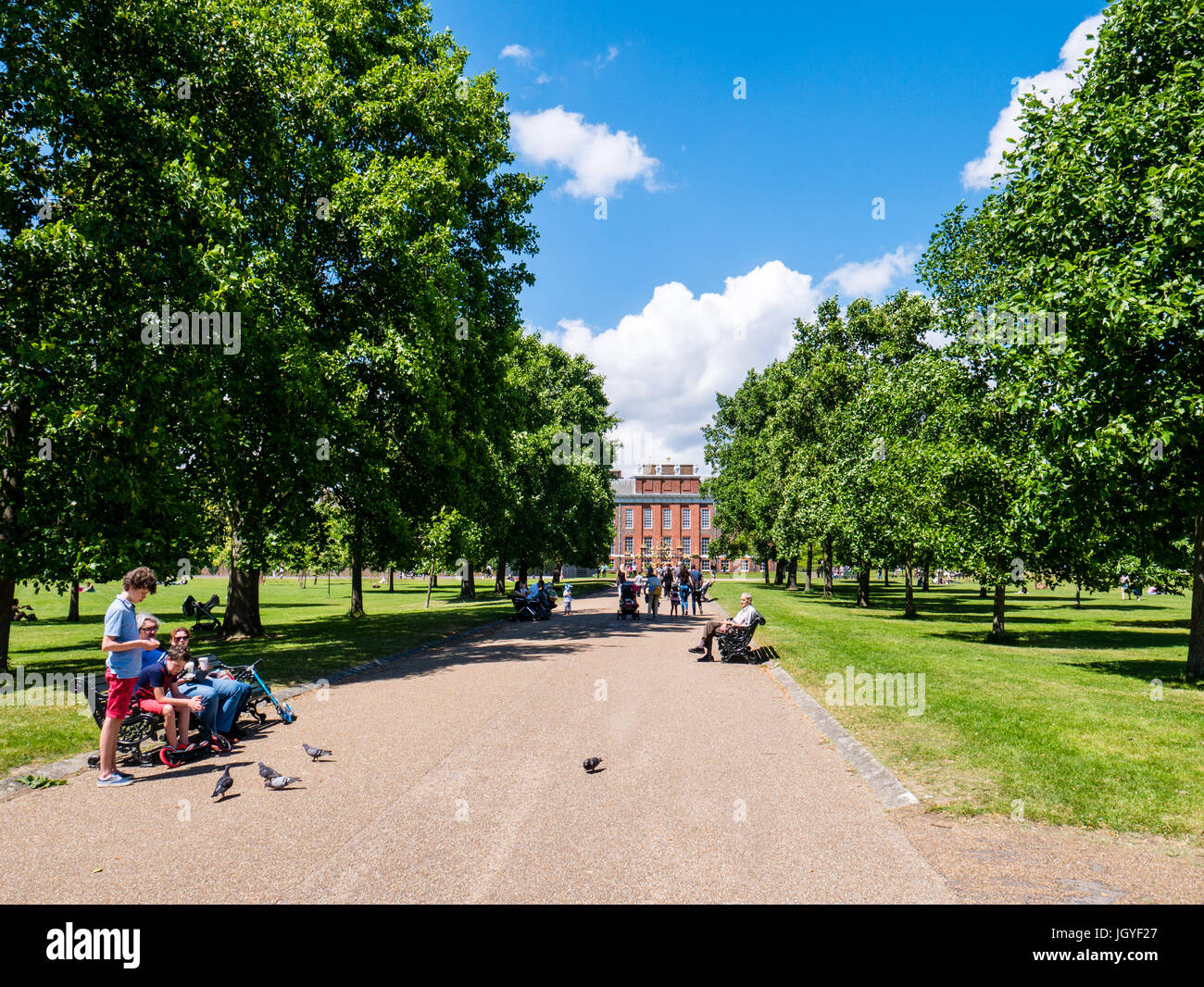 People Relaxing in Summer Sunshine, Kensington Gardens, London, England Stock Photo