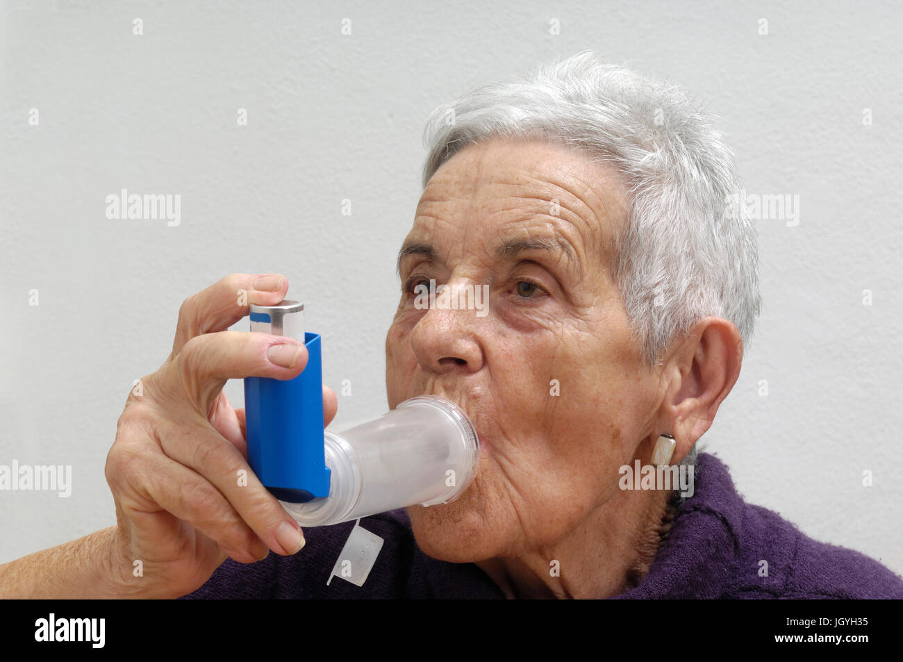 old woman with an inhaler Stock Photo - Alamy